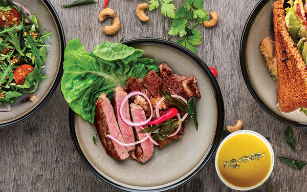 Kräutertee auf einem kleinen Tablett