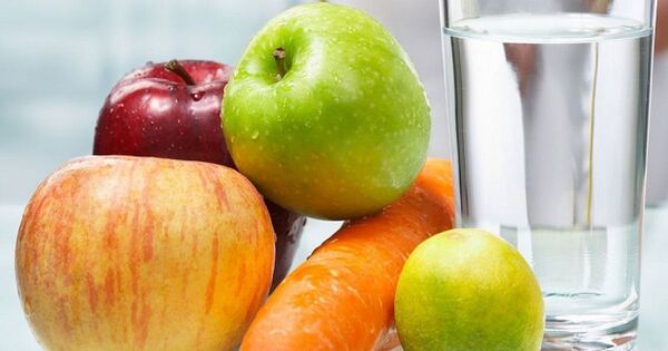 Helle Küche mit Obstschale und Glas Wasser